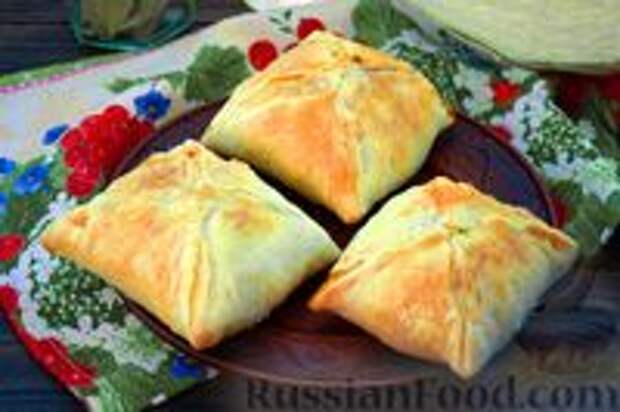 Фото к рецепту: Слоёные пирожки-конвертики с тушёной капустой (в духовке)
