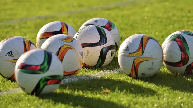 В сети появилось видео попадания молнии в голкипера клуба ПФЛ