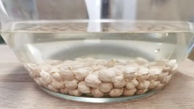 Хумус с бастурмой, запеченный в духовке