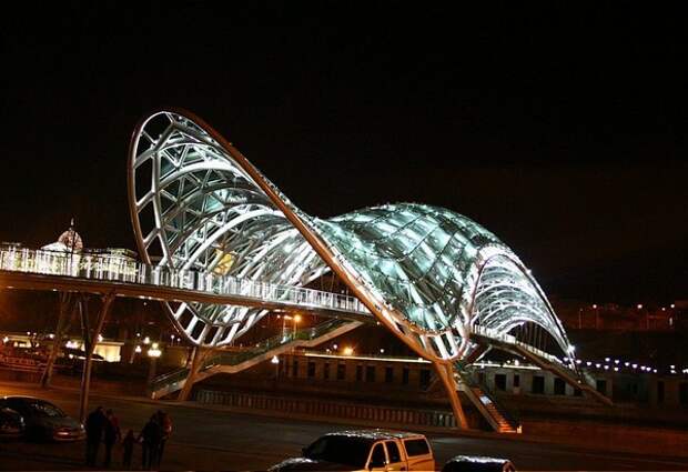 Мост Мира в Тбилиси. Источник фото: loveopium.ru