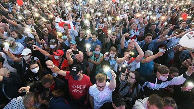 Участники митинга-встречи кандидата в президенты Беларуси Светланы Тихановской с избирателями в парке Дружбы народов в Минске Участники митинга-встречи кандидата в президенты Беларуси Светланы Тихановской с избирателями в парке Дружбы народов в Минске