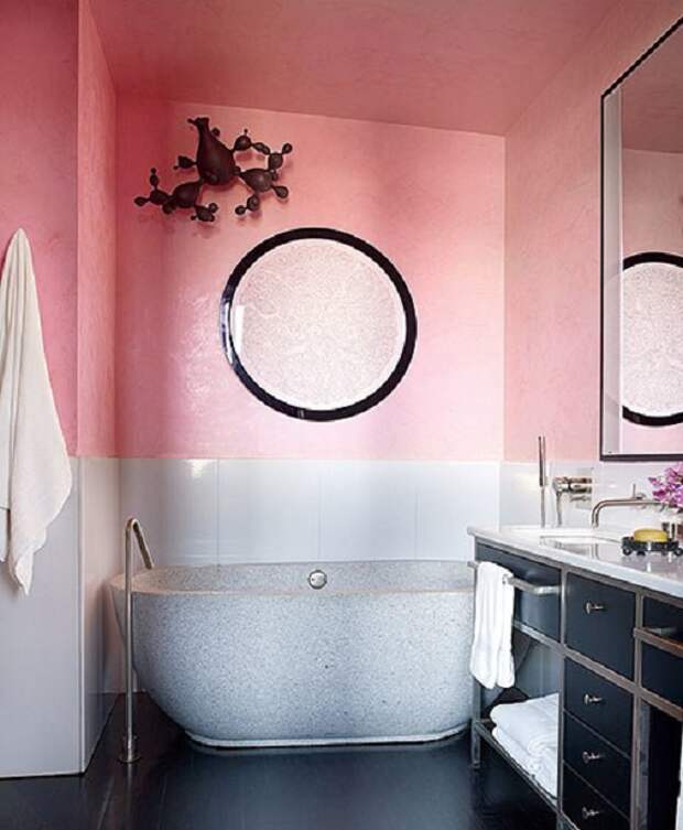 Розовые цвета в оформлении ванной комнаты - нестандартное, но интересное решение.
