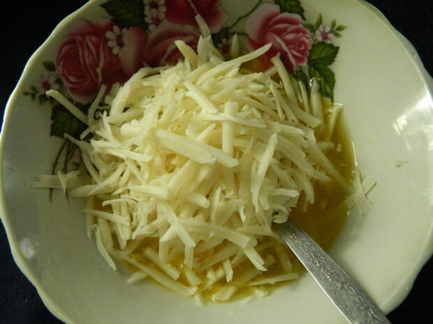 Смешать сыр и масло