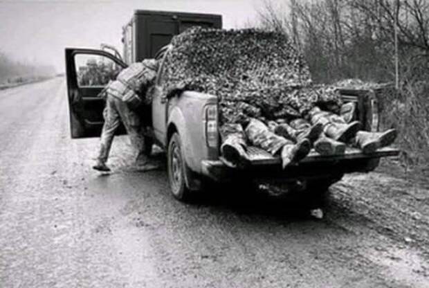 Российский дрон-камикадзе превратил пикап с группой элитных американских наемников в фарш