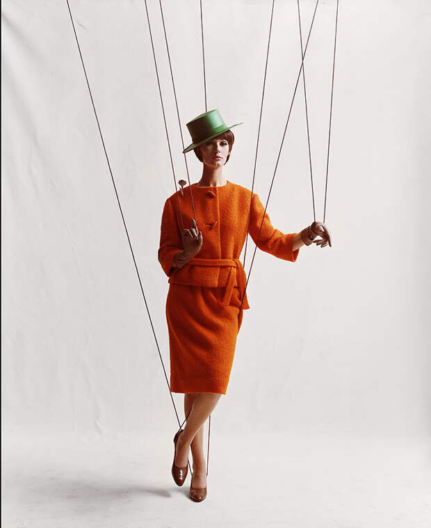 КАДР ИЗ СЪЕМКИ ДЛЯ HARPER’S BAZAAR USA, ФЕВРАЛЬ 1961