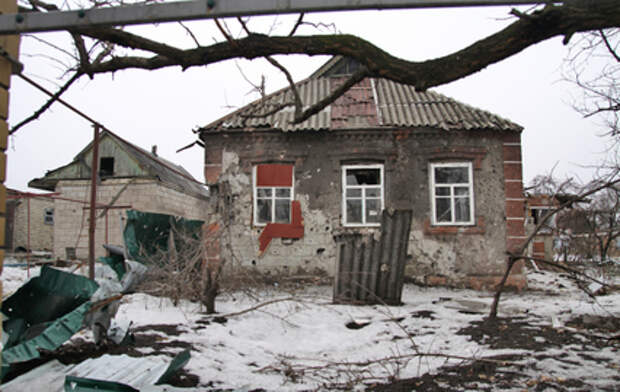 Последствия обстрела жилых кварталов Донецкой области