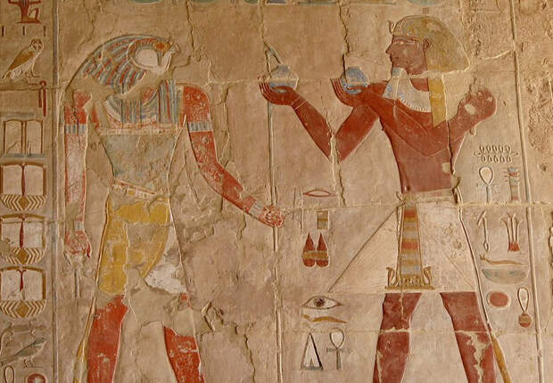 Тутмос III преподносит дары Сокару / Храм Хатшепсут в Дейр-эль-Бахри, Египет