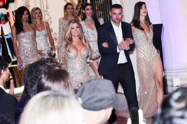 53-летняя Кармен Электра в полупрозрачном наряде закрыла модный показ