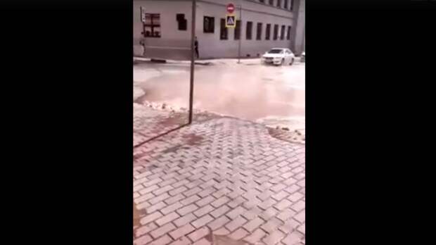 «Прорыв за прорывом»: Фонтан кипятка забил в центре Нижнего Новгорода