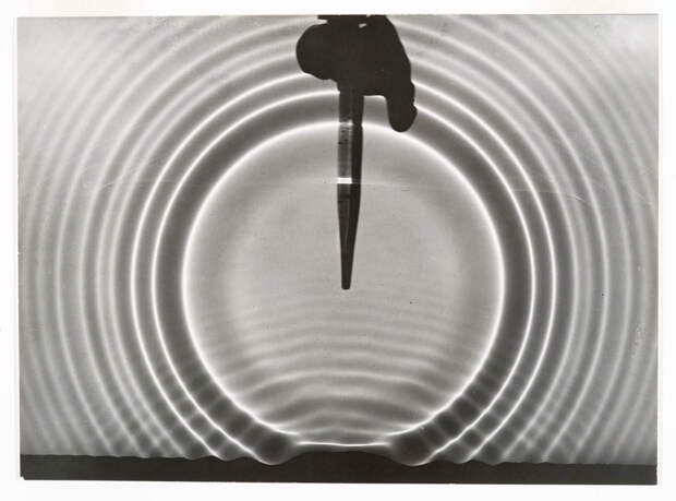 Расходящиеся волны. Фото © Berenice Abbott
