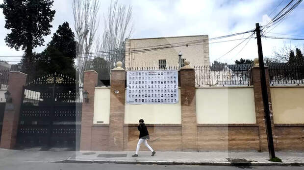 Посольство Ирана в Испании вывесило плакат с погибшими в Минабе ученицами