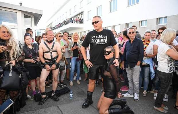 В Германии прошла крупнейшая в мире оргия на корабле В Германии прошла крупнейшая в мире оргия на корабле