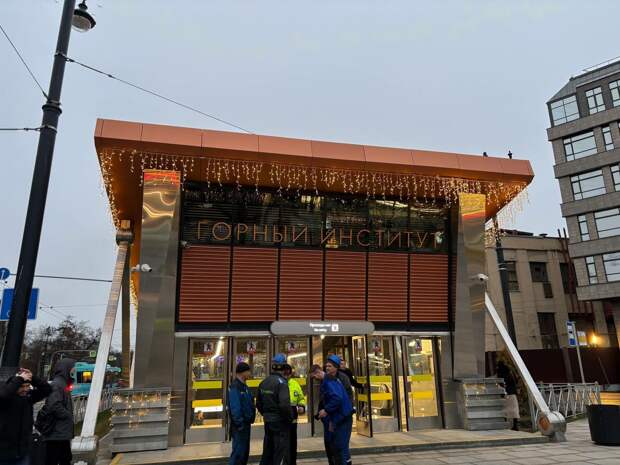 Три светофора у станции метро "Горный институт" оценили в 68 млн