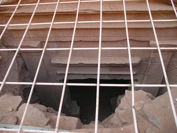 Нижний фасад Хазны был откопан летом 2006 года / Фото из Иордании