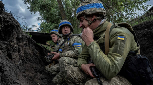 Американский военный прокомментировал видео, на котором украинские боевики издеваются над заложниками. Фото: Reuters / VIACHESLAV RATYNSKYI; 5-tv.
