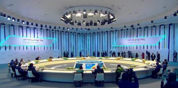 Вечернее заседание с лидерами государств саммита «Россия – Африка» (кадр трансляции заседания, источник – сайт Кремля) 