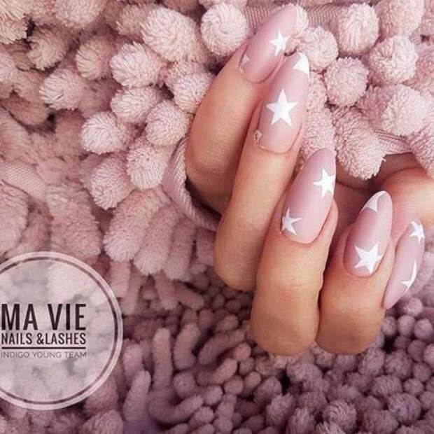 Женственный маникюр в нежно-розовом цвете