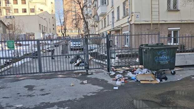 Мусорный террор: в центре Екатеринбурга под покровом ночи двор забрасывают отходами