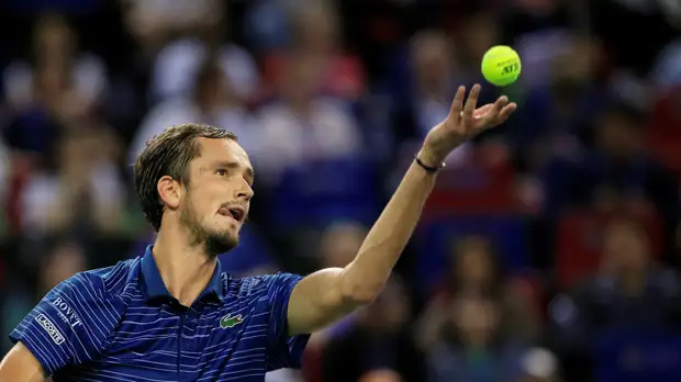 Медведев уступил Циципасу на старте Итогового турнира ATP