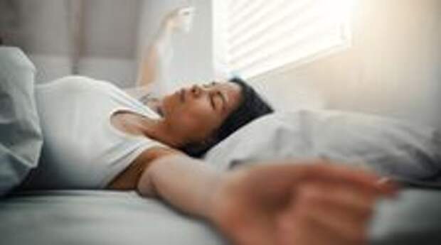 The 1 Thing Sleep Doctors Never, Ever Do In The Morning