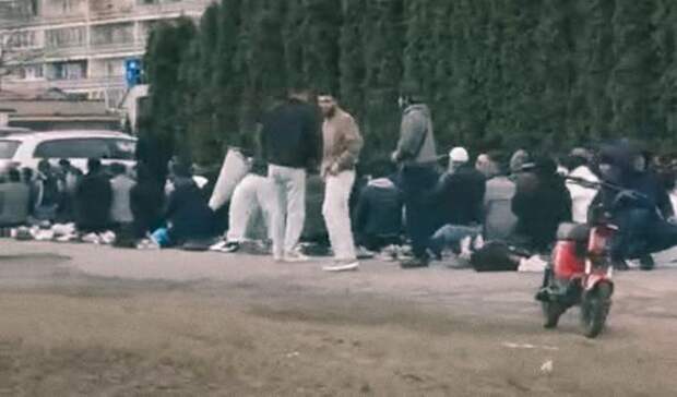 Намазам не место на улицах: в Риге дали жесткий ответ на стихийный намаз мигрантов