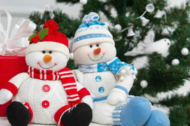 Очаровательные снеговики помогут создать новогоднее настроение. | Фото: masterok-tut.ru.
