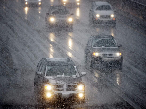 Московские гаишники призвали водителей снижать скорость из-за затянувшегося снегопада