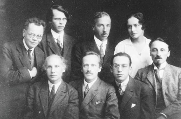 А. Белый, М.А. Осоргин, А.В. Бахрах, Б.К. Зайцев. Стоят: А.М. Ремизов, В.Ф. Ходасевич, П.П. Муратов, Н.Н. Берберова. Берлин. 1923 год. / Фото: www.russkiymir.ru