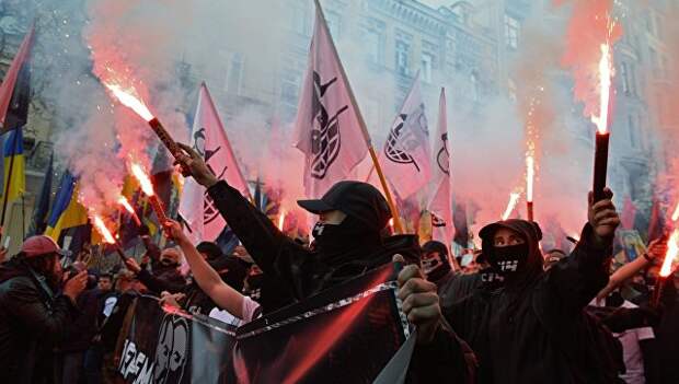 Участники марша националистов по случаю 76-летия создания Украинской повстанческой армии* в Киеве. 14 октября 2018