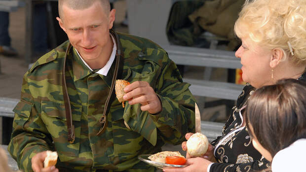 Русский сухой паёк перевернул стандарты НАТО. "Встречаются как-то два генерала..."