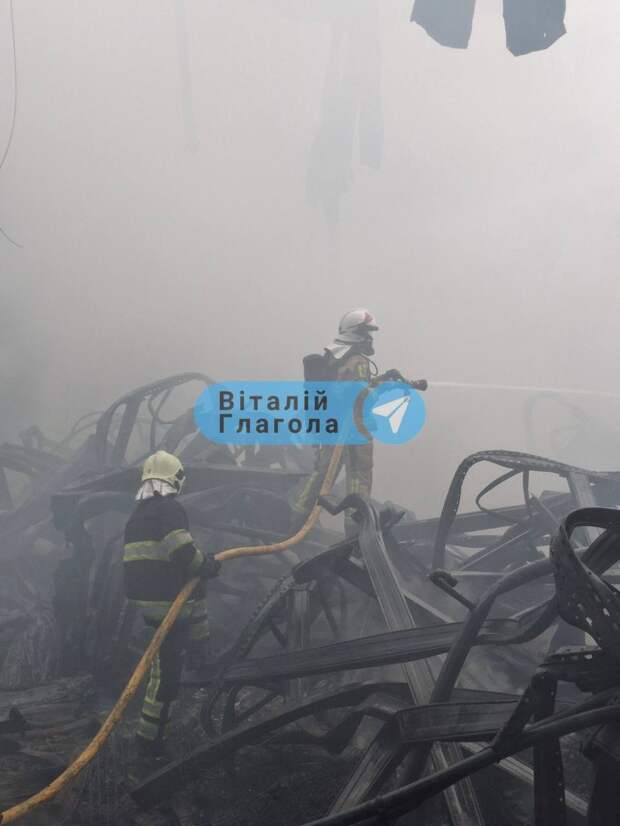 ‼️🇺🇦🔥Завод «Флекс» в Мукачево, атакованный сегодня ночью, до сих пор пылает