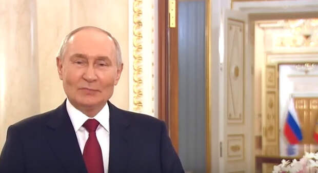Путин поздравил россиянок с Международным женским днем