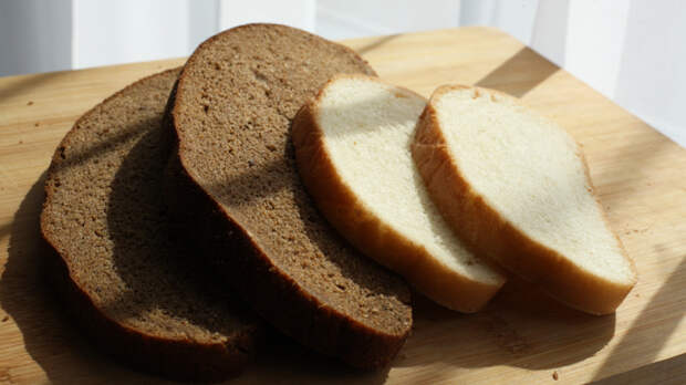Непримиримые враги: можно ли хранить черный и белый хлеб вместе