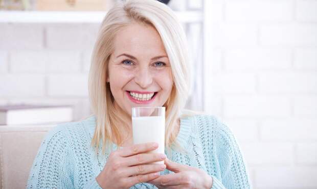 Не пейте молоко и кефир на ночь: чем опасна такая привычка, объяснила эндокринолог Лебедева