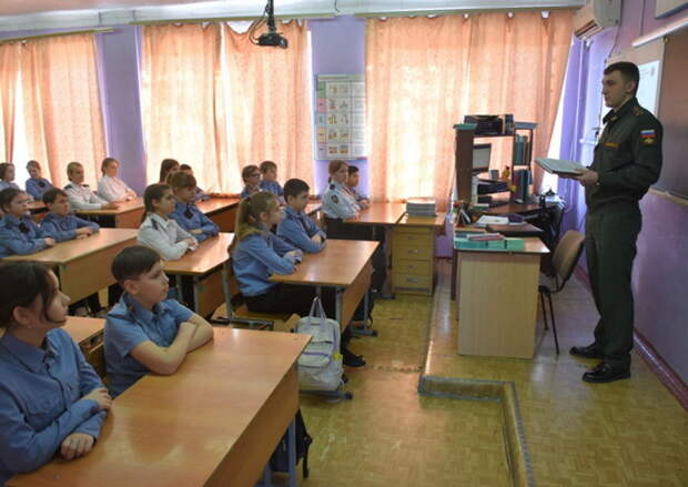 Военнослужащие полигона Капустин Яр провели для юнармейцев уроки мужества