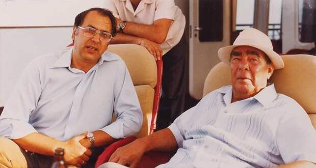 Леонид Брежнев и Владимир Мусаэльян на яхте, 1981 год. / Фото: www.bidspirit.com