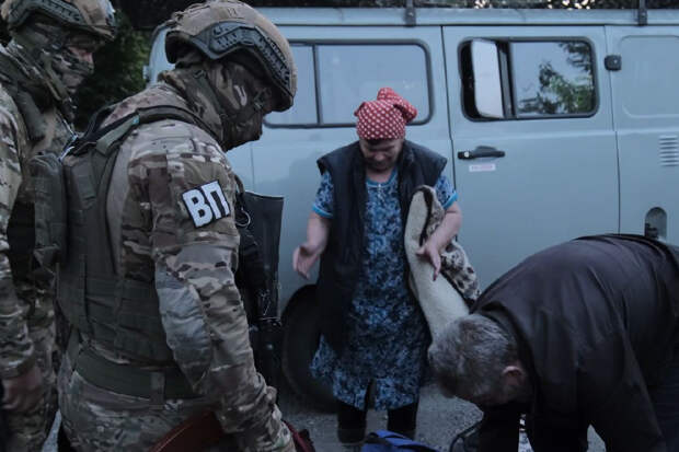 Российские военнослужащие группировки войск «Центр» эвакуируют жителей н.п Очеретино от обстрелов со стороны ВСУ