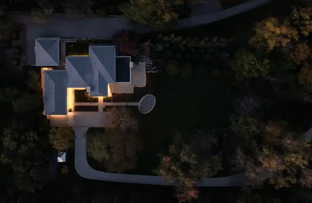 Семейный дом с многоуровневыми пространствами в Канаде