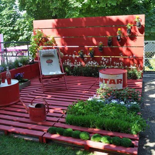 Зона отдыха на поддонах на даче Зона отдыха на поддонах на даче
