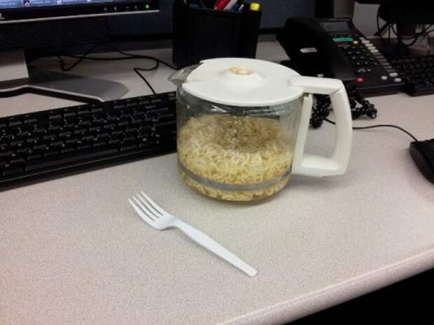 Офисные работники показывают свои обеды за рабочим столом