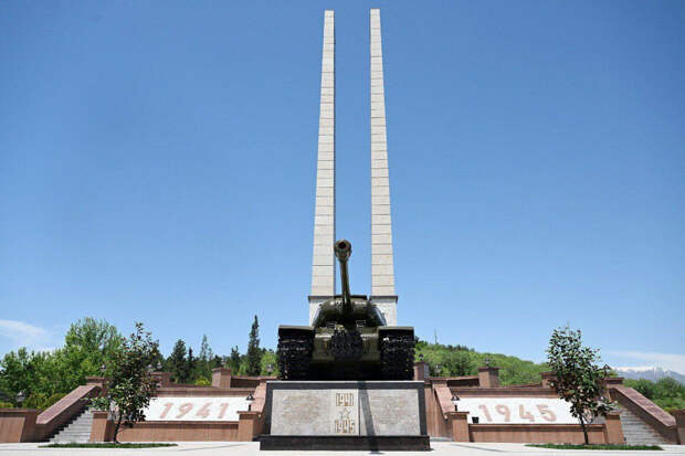 Российские военнослужащие в Таджикистане завершили реставрацию памятников времен Великой Отечественной войны