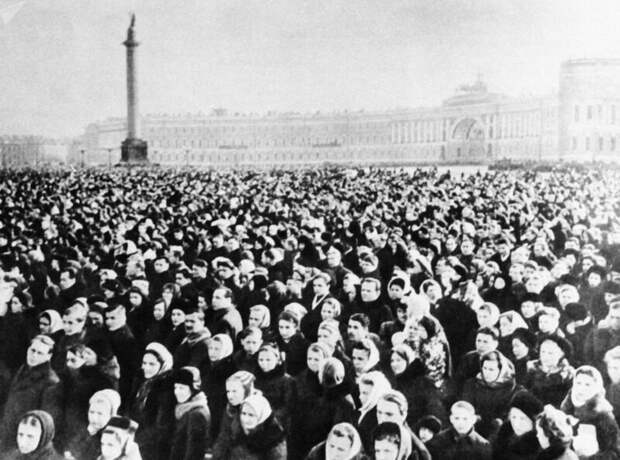 Traurnyj-miting-v-Leningrade-na-Dvortsovoj-ploshhadi-v-chas-pohoron-generalissimusa-Iosifa-Vissariono.jpg