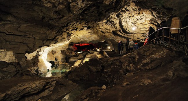 Клуб путешествий Павла Аксенова. Россия. Пермский край. Кунгурская пещера. Grotto in Kungur Ice Cave. Perm Region. Russia. Фото markovskiy - Depositphotos