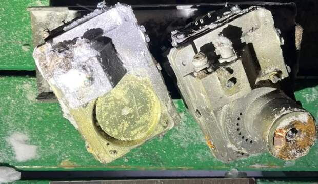 СБУ показала обломки, назвав их частью боевых блоков БРСД «Орешник