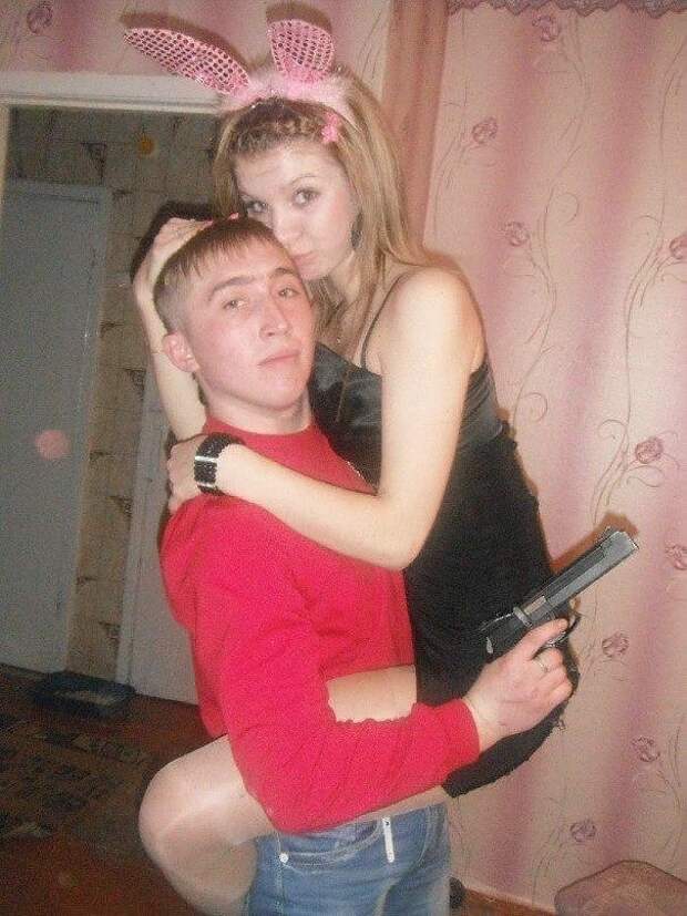 Подруга гангстера гопота, девушки, оружие, пистолет, прикол, юмор