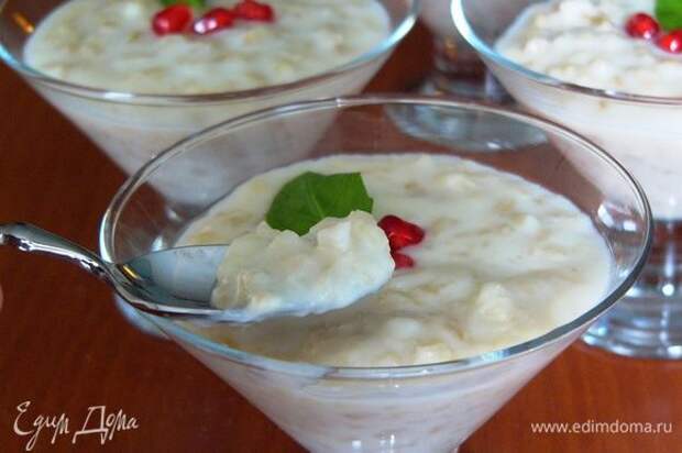 Такая каша вкусна как в холодном, так и в горячем виде, но, мне кажется, нам привычнее есть такие блюда в теплыми. Поэтому готовую кашу раскладываем по креманкам и сразу подаем к столу. Понятно, что за счет сладкого вкуса, каша особенно нравится детям. Хорошего утра вам и приятного аппетита весь день! Такая каша вкусна как в холодном, так и в горячем виде, но, мне кажется, нам привычнее есть такие блюда в теплыми. Поэтому готовую кашу раскладываем по креманкам и сразу подаем к столу. Понятно, что за счет сладкого вкуса, каша особенно нравится детям. Хорошего утра вам и приятного аппетита весь день!