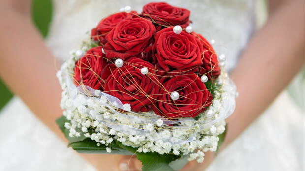 «Чем сильнее запах»: какой букет на свадьбу выбрать невесте с аллергией на цветы