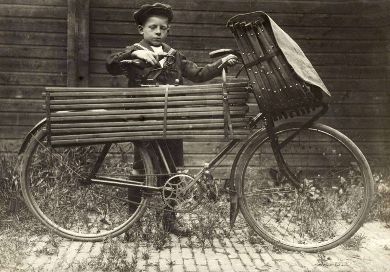 Мальчик перевозит складную лодку на своем велосипеде. 1916 история, факты, фото