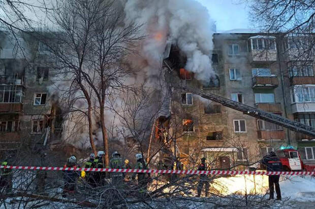 В Новосибирске после взрыва газа обрушился подъезд — есть погибшие