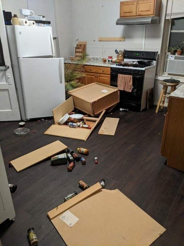 Кухонный шкафчик рухнул, и оторвал полки в холодильнике